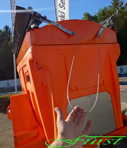 HILLTIP IceStriker 1150TR Traktoren-Kombistreuer in Orange mit Vorbefeuchtung, Streusymmetrieverstellung, Leerstandssensor und Beleuchtungskit